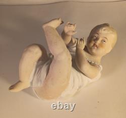 Figurine de bébé pianiste en porcelaine bisque vintage, garçon allongé de 6 pouces de long