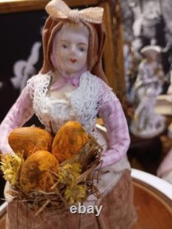 Figurine de poupée en porcelaine vintage vendeuse de melons