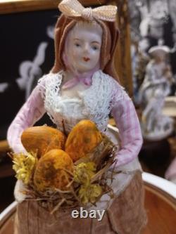Figurine de poupée en porcelaine vintage vendeuse de melons