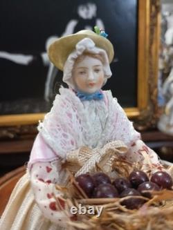 Figurine de vendeuse de pommes en demi-poupée en porcelaine vintage