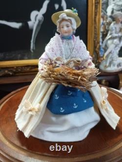 Figurine de vendeuse de pommes en demi-poupée en porcelaine vintage