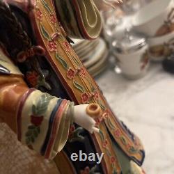 Figurine en porcelaine chinoise ancienne, dame avec poupée oiseau rare