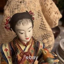 Figurine en porcelaine chinoise ancienne, dame avec poupée oiseau rare