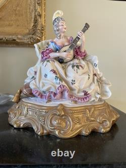 Figurine en porcelaine vintage, dame en dentelle de Dresde jouant d'un instrument, antique