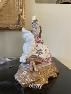 Figurine en porcelaine vintage, dame en dentelle de Dresde jouant d'un instrument, antique