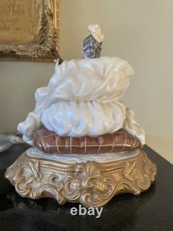 Figurine en porcelaine vintage, dame en dentelle de Dresde jouant d'un instrument, antique