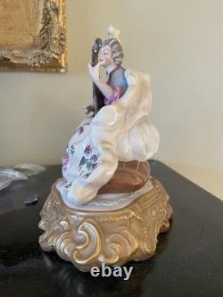 Figurine en porcelaine vintage, dame en dentelle de Dresde jouant d'un instrument, antique