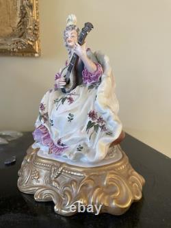 Figurine en porcelaine vintage, dame en dentelle de Dresde jouant d'un instrument, antique