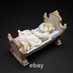 Figurine vintage en porcelaine Lladro d’une fillette endormie dans son lit avec poupée, retirée de la collection