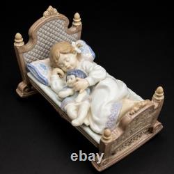 Figurine vintage en porcelaine Lladro d’une fillette endormie dans son lit avec poupée, retirée de la collection