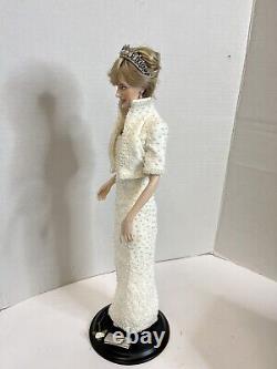 Franklin Mint Poupée de porcelaine à l'effigie de la Princesse Diana, Dame de Galles, 17 pouces, d'époque