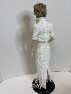 Franklin Mint Poupée de porcelaine à l'effigie de la Princesse Diana, Dame de Galles, 17 pouces, d'époque