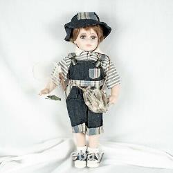 Garçon en porcelaine avec son équipement de pêche Poupée vintage de garçon