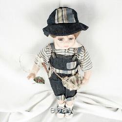 Garçon en porcelaine avec son équipement de pêche Poupée vintage de garçon
