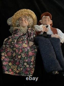 Grand-mère et grand-père poupées en porcelaine Ensemble de 2 Travail artisanal du Vieux Monde Rare Sur le banc