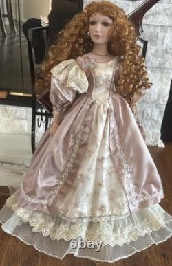 Grande poupée en porcelaine victorienne avec des cheveux roux bouclés, robe en dentelle rose, objet de collection