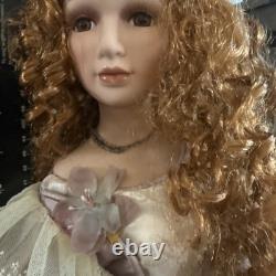 Grande poupée en porcelaine victorienne avec des cheveux roux bouclés, robe en dentelle rose, objet de collection