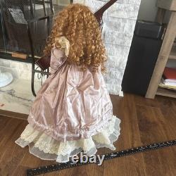 Grande poupée en porcelaine victorienne avec des cheveux roux bouclés, robe en dentelle rose, objet de collection
