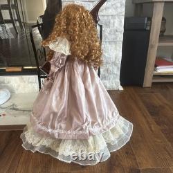 Grande poupée en porcelaine victorienne avec des cheveux roux bouclés, robe en dentelle rose, objet de collection