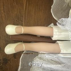 Grande poupée en porcelaine victorienne avec des cheveux roux bouclés, robe en dentelle rose, objet de collection