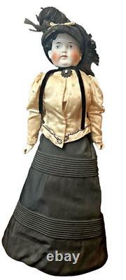 Grande poupée victorienne 22 tête en porcelaine vêtements chapeau avec support fin du milieu à la fin des années 1800 beau