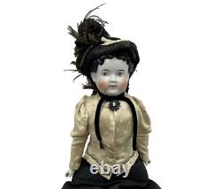 Grande poupée victorienne 22 tête en porcelaine vêtements chapeau avec support fin du milieu à la fin des années 1800 beau