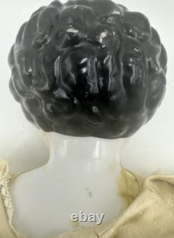 Grande poupée victorienne 22 tête en porcelaine vêtements chapeau avec support fin du milieu à la fin des années 1800 beau
