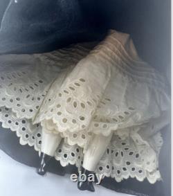 Grande poupée victorienne 22 tête en porcelaine vêtements chapeau avec support fin du milieu à la fin des années 1800 beau