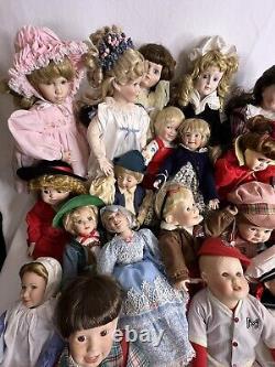Gros lot de 23 poupées en porcelaine des années 90 de différentes tailles et fabricants, avec quelques supports, vendu tel quel, vintage