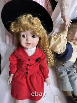 Gros lot de 23 poupées en porcelaine des années 90 de différentes tailles et fabricants, avec quelques supports, vendu tel quel, vintage