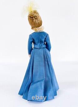 Jeune femme royale victorienne vintage avec robe ajustée bleue - Poupée miniature en porcelaine