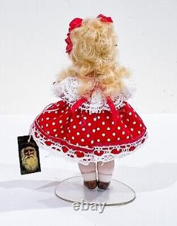 Jeune fille victorienne vintage avec une robe rouge à pois courte - Mini poupée en porcelaine