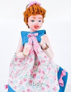 Jeune fille vintage avec robe courte fleurie, cheveux bouclés roux, poupée de porcelaine miniature