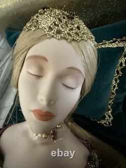 LA POUPÉE DE VOS RÊVES ! Belle au bois dormant / porcelaine vintage 24v Rien ne lui arrive à la cheville