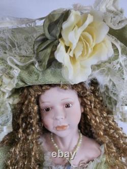 La collection Knightsbridge : grande poupée en porcelaine de 44 cm, style victorien, avec chapeau et parapluie