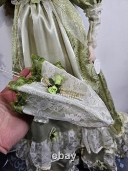 La collection Knightsbridge : grande poupée en porcelaine de 44 cm, style victorien, avec chapeau et parapluie