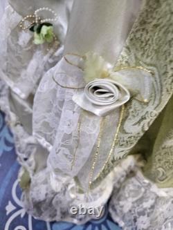 La collection Knightsbridge : grande poupée en porcelaine de 44 cm, style victorien, avec chapeau et parapluie