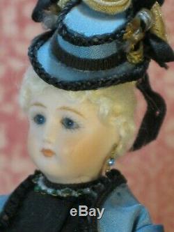 Lady Doll En Porcelaine Vintage Dans Une Magnifique Robe Bleue De Roz Dollhouse Miniature