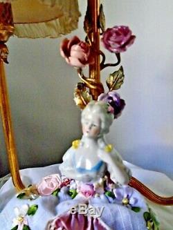 Lampe Vintage Ribbonwork En Mousseline De Soie Plissée Shades Porcelaine Half Doll & Fleurs