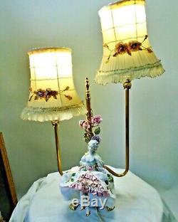 Lampe Vintage Ribbonwork En Mousseline De Soie Plissée Shades Porcelaine Half Doll & Fleurs