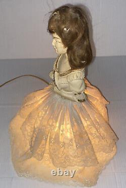 Lampe vintage de poupée boudoir testée en état de marche, 17 pouces de hauteur, brune avec des cheveux coiffés en éventail de style MCM.