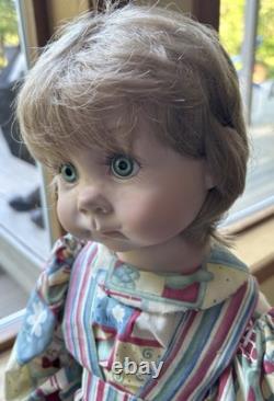 Le Fabricant de Poupées par Linda Rick Charlie Poupée en Porcelaine à Corps Complet de 24 pouces États-Unis