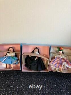 Lot de 18 poupées articulées Madam Alexander de la série internationale avec boîtes et étiquettes