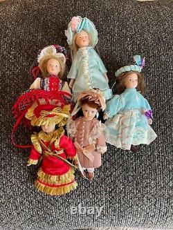 Lot de 24 mini-poupées articulées en porcelaine de style victorien, vintage et ornées.