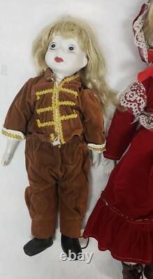 Lot de 4 poupées anciennes vintage en porcelaine blanche, robes rouges, de 14, 15, 18 et 19 pouces de haut