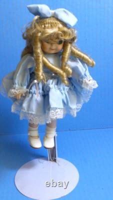 Lot de poupées en porcelaine vintage et boîte à musique Jack-in-the-box avec accessoires supplémentaires