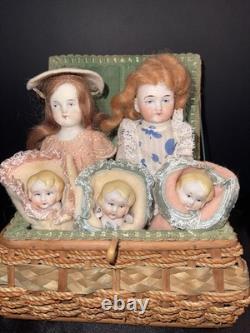Lot de poupées japonaises anciennes en biscuit, coffret de poupées bébé, malle en osier de présentation