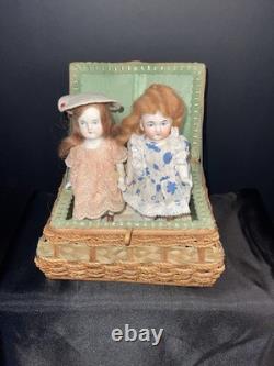 Lot de poupées japonaises anciennes en biscuit, coffret de poupées bébé, malle en osier de présentation