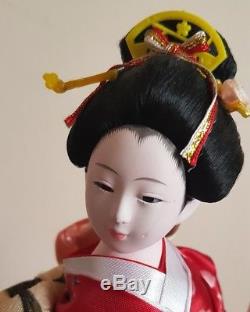 Magnifique Poupée Vintage En Porcelaine De Japon, Verre, Yeux, Soie, Kimono Rouge, Geisha