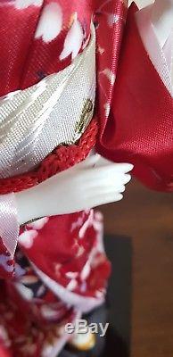 Magnifique Poupée Vintage En Porcelaine De Japon, Verre, Yeux, Soie, Kimono Rouge, Geisha